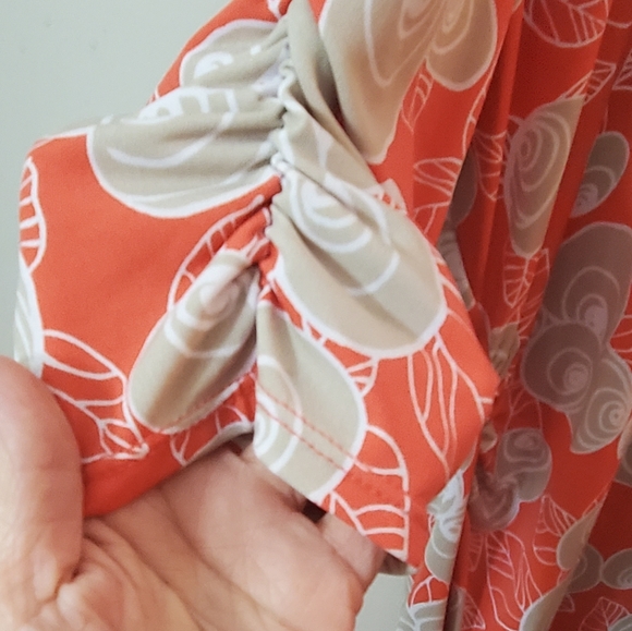 Floral coral fitting blouse - Picture 4 of 5